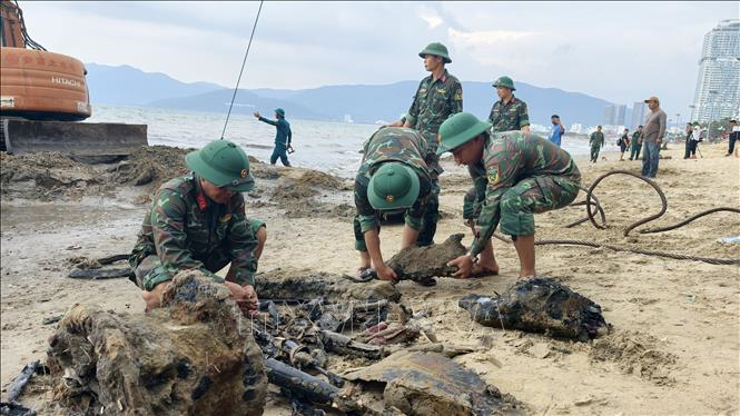 Tiến hành trục vớt vật thể giống xác xe tăng nổi lên ở biển Quy Nhơn